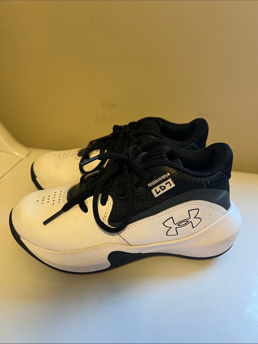 Under Armour Kids' size 1Y LD7 Black and White Athletic Sneakers